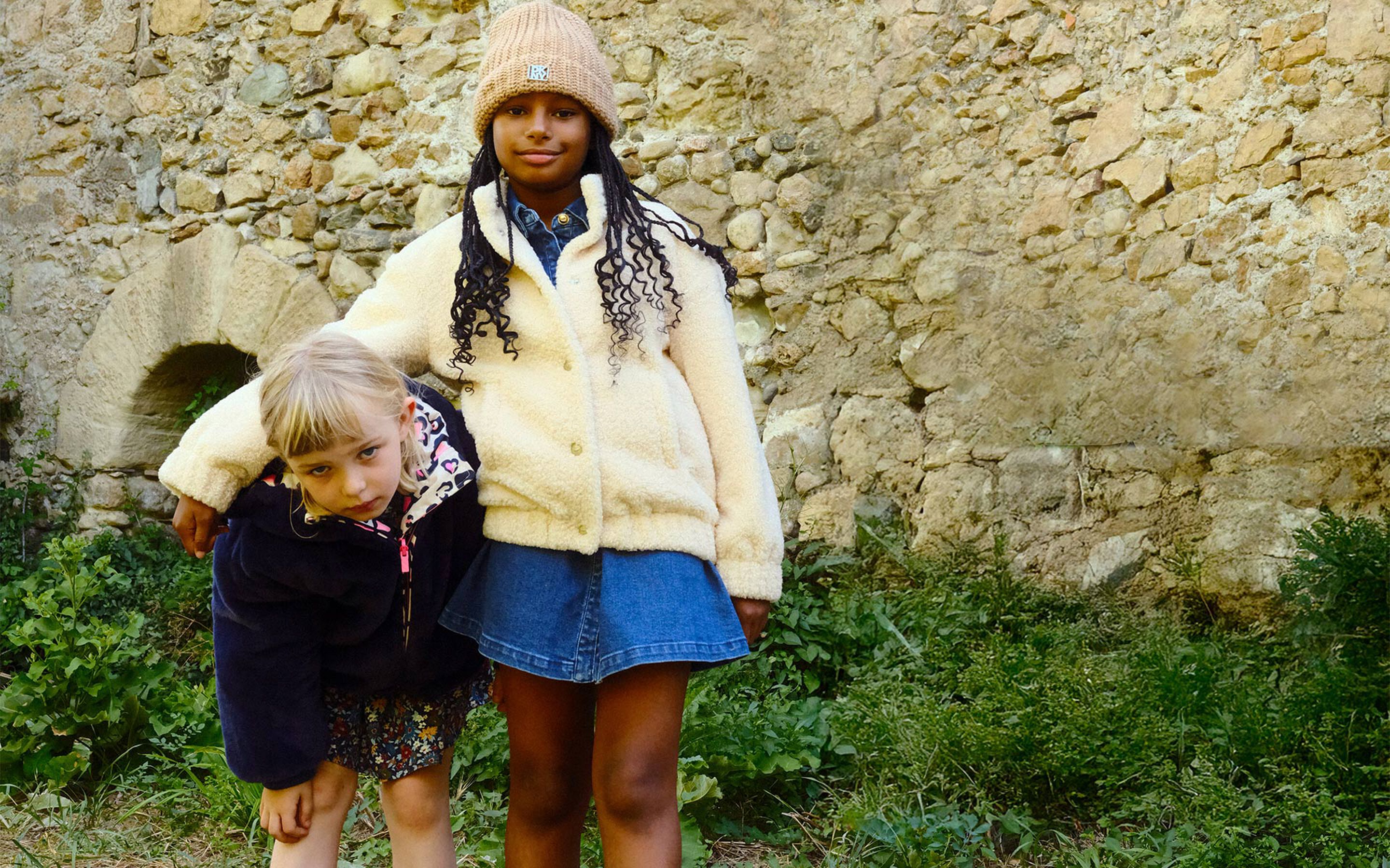 Mädchenkleidung aus der Herbst-Winter-Kollektion 2025 bei Kids around