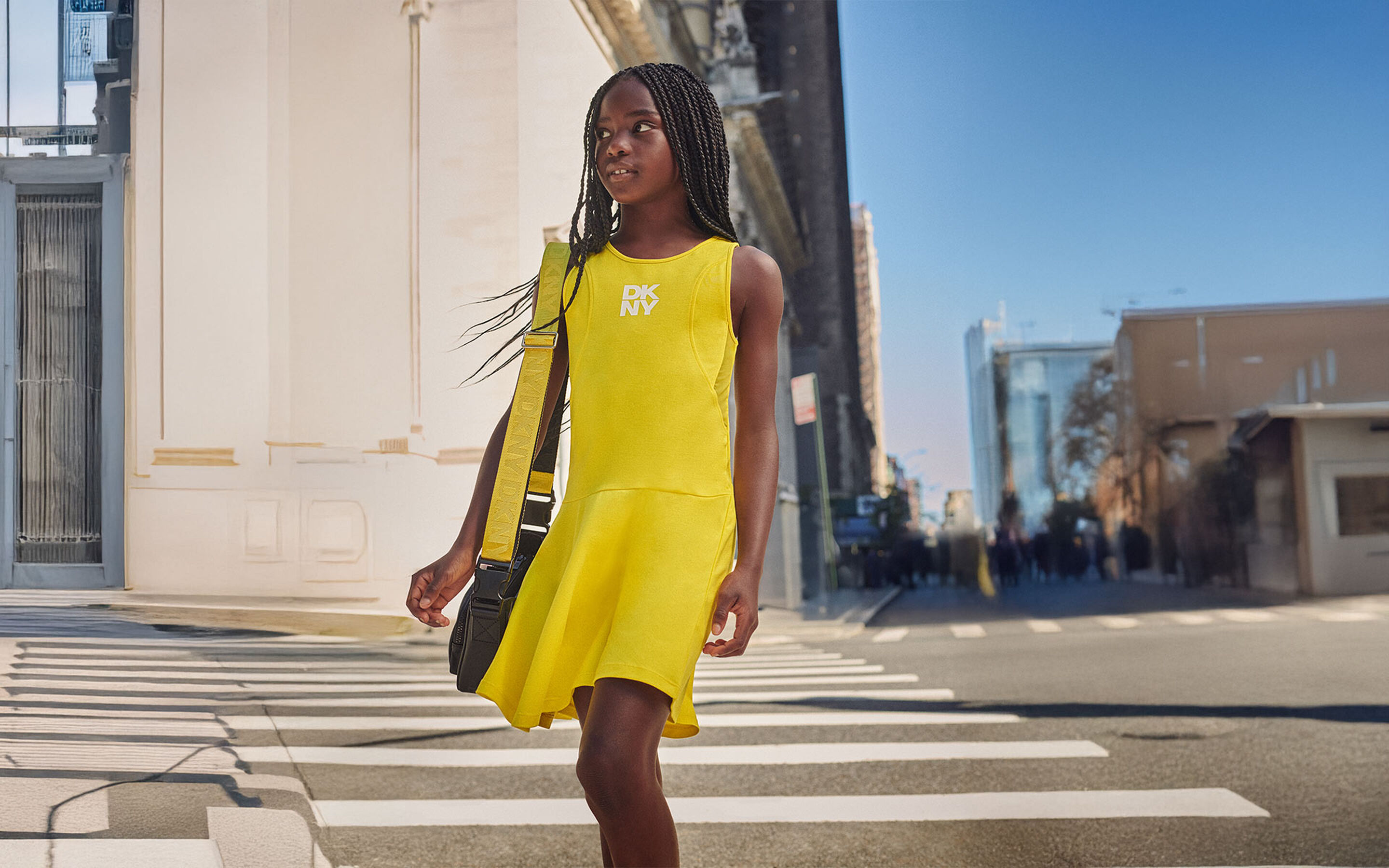 Kleider DKNY brand on kids around