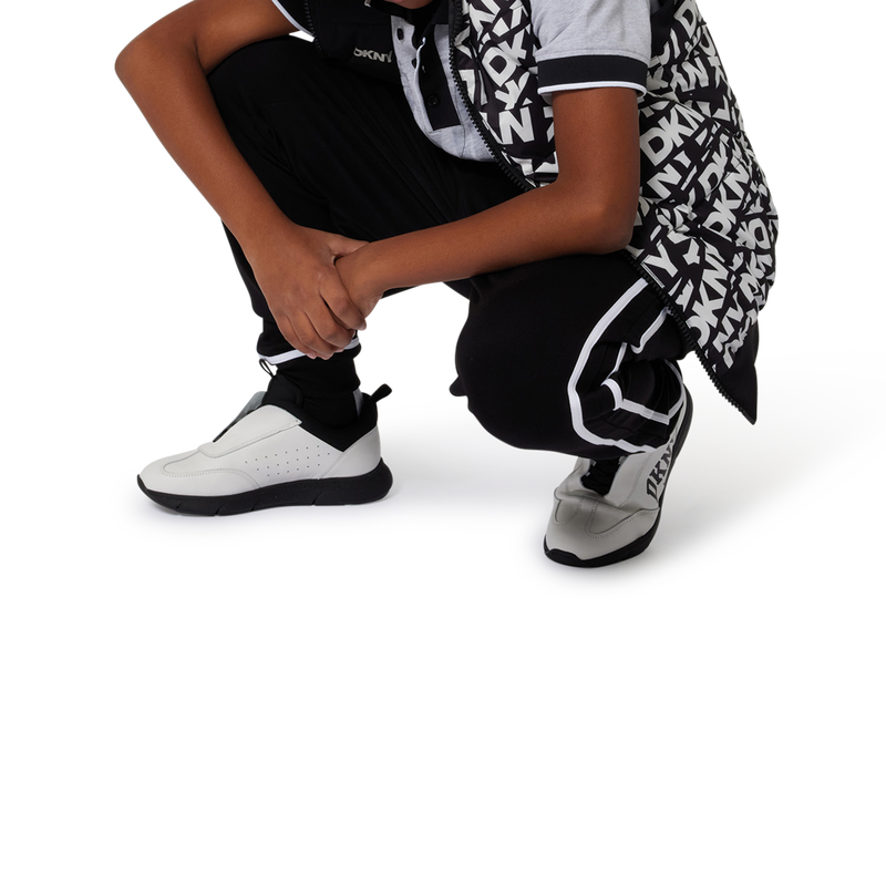 Kurzarm-Poloshirt aus Piqu&eacute; DKNY 
                        JUNGE