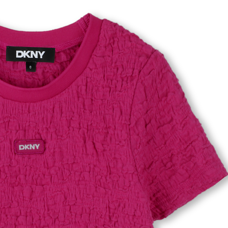 Kurzarm-T-Shirt mit Pr&auml;gung DKNY 
                        M&Auml;DCHEN