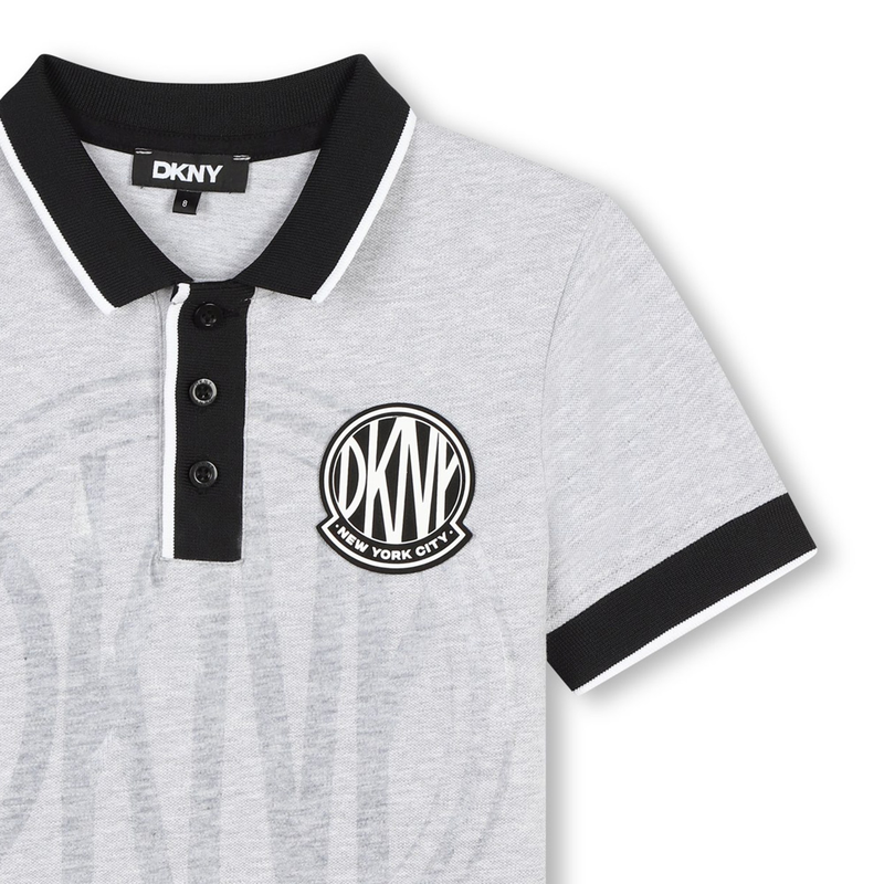 Kurzarm-Poloshirt aus Piqué DKNY 
                        JUNGE