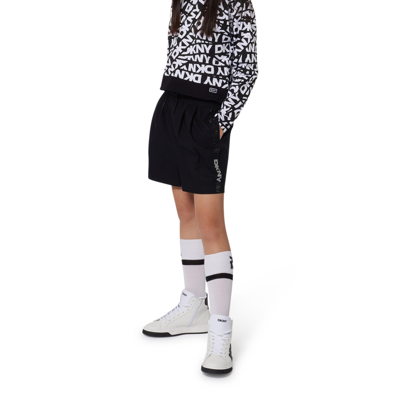 Baumwollshorts mit Strass DKNY 
                        M&Auml;DCHEN