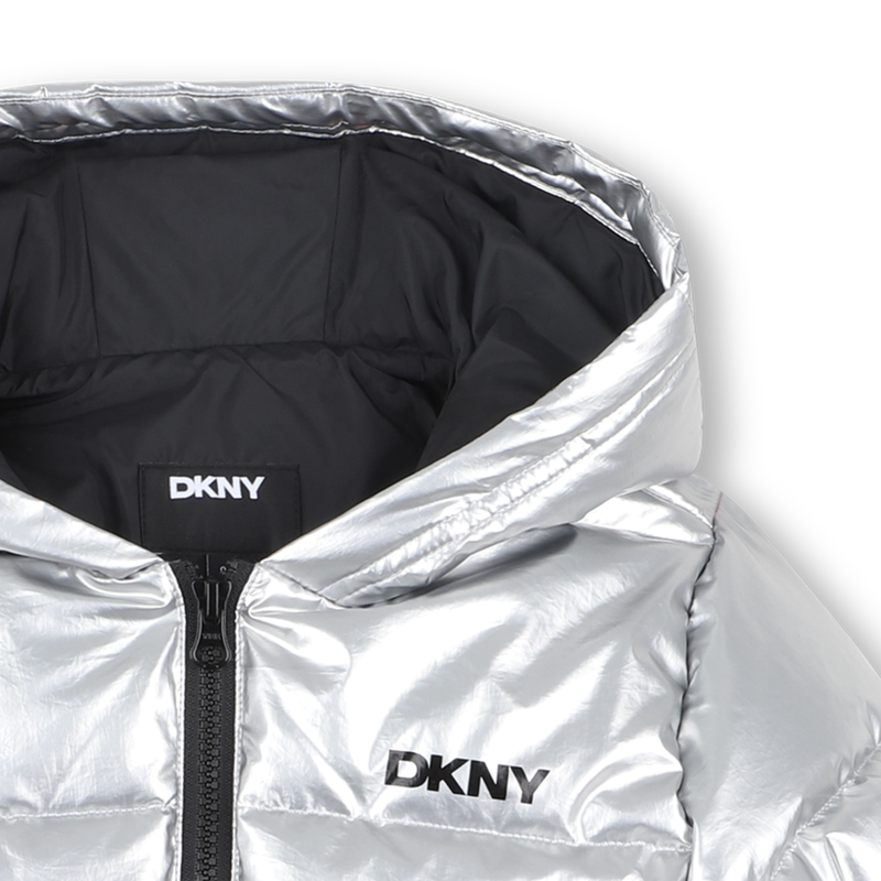 Silberne Daunenjacke mit Kapuze DKNY 
                        M&Auml;DCHEN