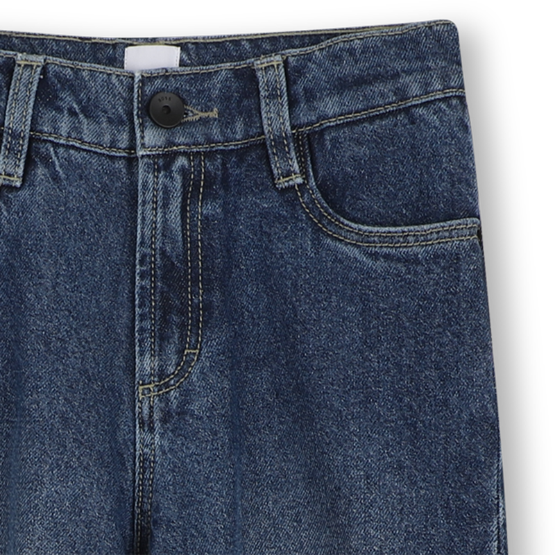 LOCKER GESCHNITTENE JEANS BOSS 
                        JUNGE